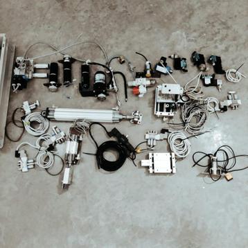 Allerlei machine-onderdelen beschikbaar voor biedingen