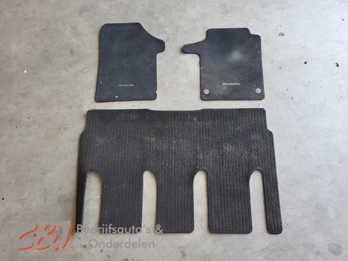Kit tapis d'un Mercedes V-Klasse, Autos : Pièces & Accessoires, Habitacle & Garnissage, Mercedes-Benz, Utilisé, 3 mois de garantie