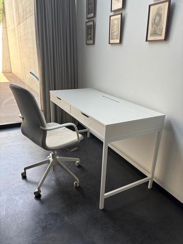 Bureau met bureaustoel beschikbaar voor biedingen