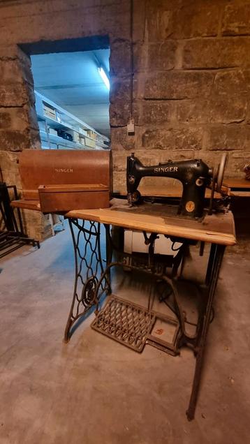 Antieke Singer naaimachine met motor