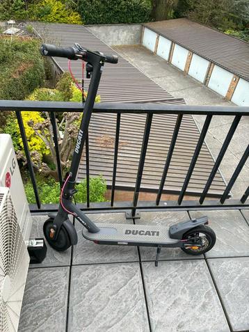 Step Ducati gekocht in media markt, Fietsen en Brommers, Ophalen, Zo goed als nieuw, Elektrische step (E-scooter)