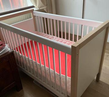Kinderbed verstelbare hoogte/aero sleep matras en beddengoed beschikbaar voor biedingen