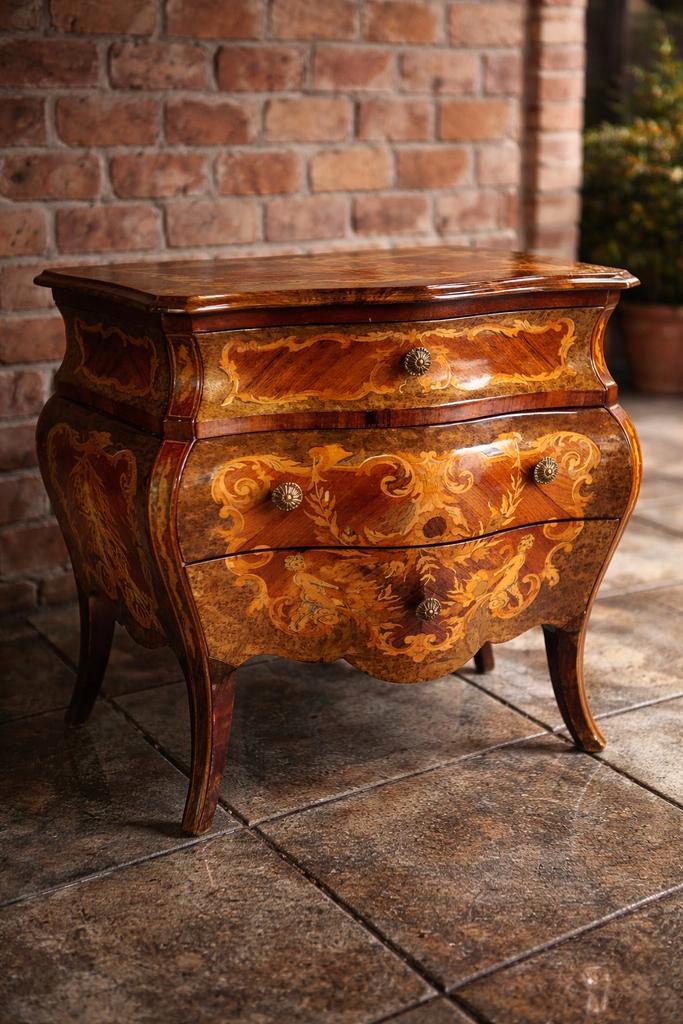 Bombe Commede italienne, Antiquités & Art, Antiquités | Meubles | Armoires, Enlèvement