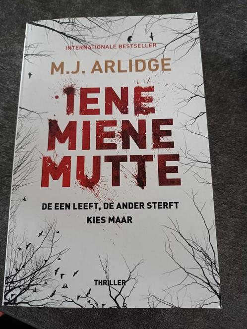 M.J. Arlidge - Iene Miene Mutte, Boeken, Thrillers, Zo goed als nieuw, Ophalen