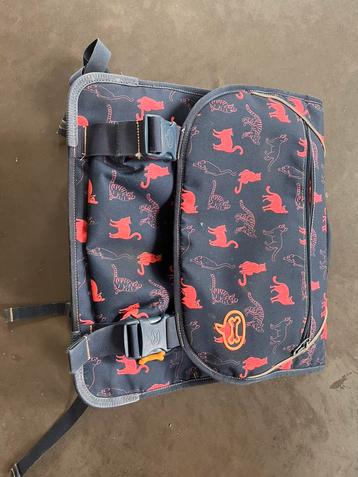 Boekentas Stones and Bones beschikbaar voor biedingen