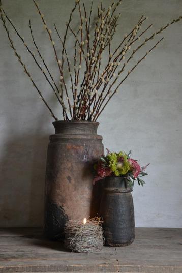 Oude houten nepalese kruik beschikbaar voor biedingen