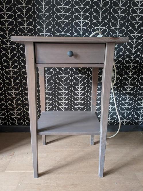 HEMNES nachtkastje met stekkerdoos, Huis en Inrichting, Slaapkamer | Nachtkastjes, Gebruikt, Hout, Ophalen