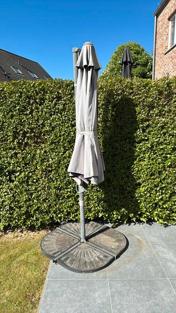 Parasol décentré & pieds + 4 dalles de lestage beschikbaar voor biedingen