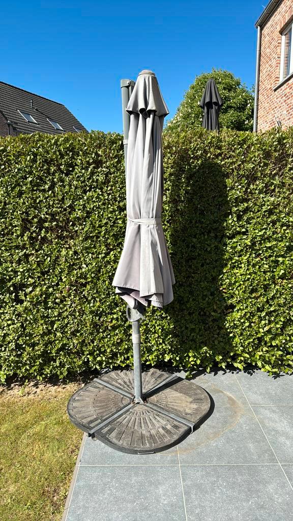 Parasol décentré & pieds + 4 dalles de lestage, Jardin & Terrasse, Parasols, Utilisé, Parasol sur pied, 2 à 3 mètres, Réglable