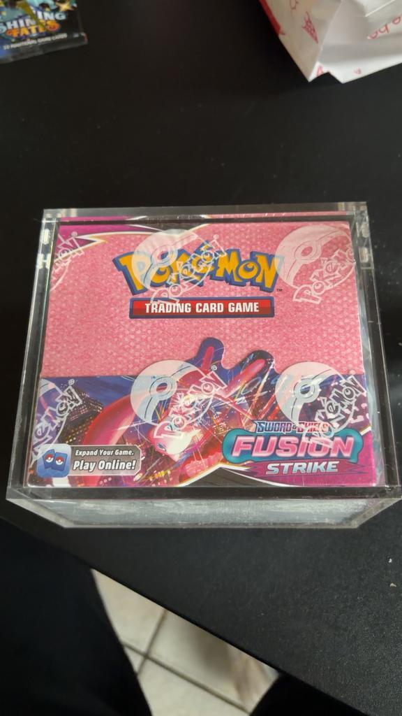 Pokemon booster box fusion strike, Hobby en Vrije tijd, Verzamelkaartspellen | Pokémon, Zo goed als nieuw, Booster, Ophalen