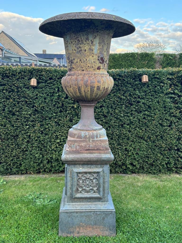 Grote gietijzeren Franse vaas op sokkel., Ophalen, Gebruikt