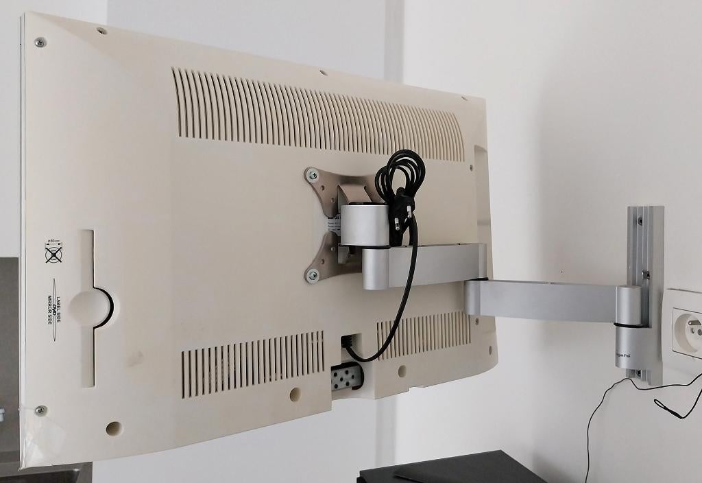 TV LCD Salora 32 pouces avec lecteur DVD + support, Autres marques, 50 Hz, 60 à 80 cm, LCD