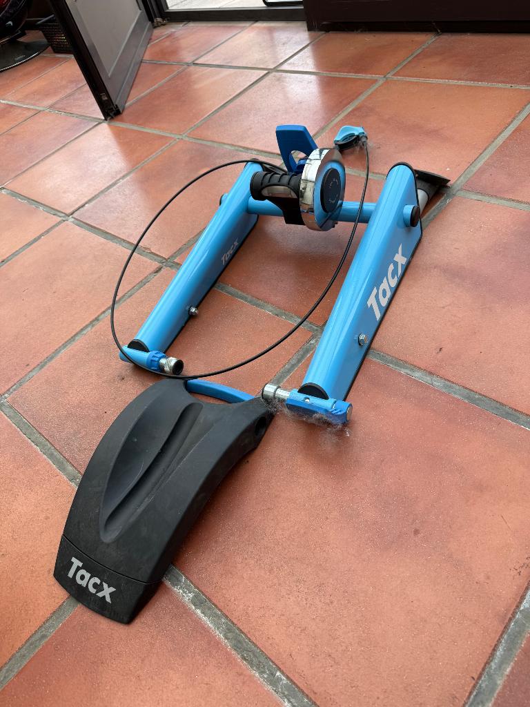 Tacx fietstrainer (rollen) inclusief voorwielsteun, Sports & Fitness, Cyclisme, Utilisé, Autres types, Enlèvement