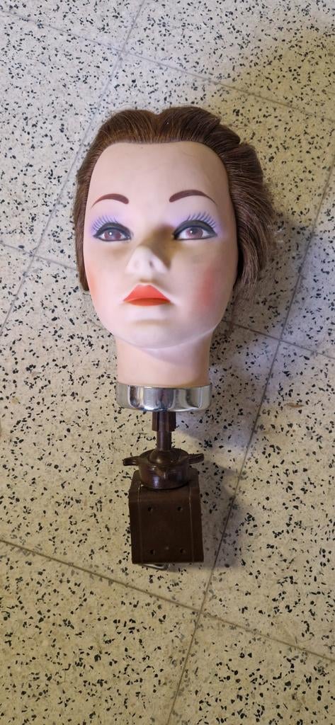 Oefenhoofd voor kappers, Ophalen