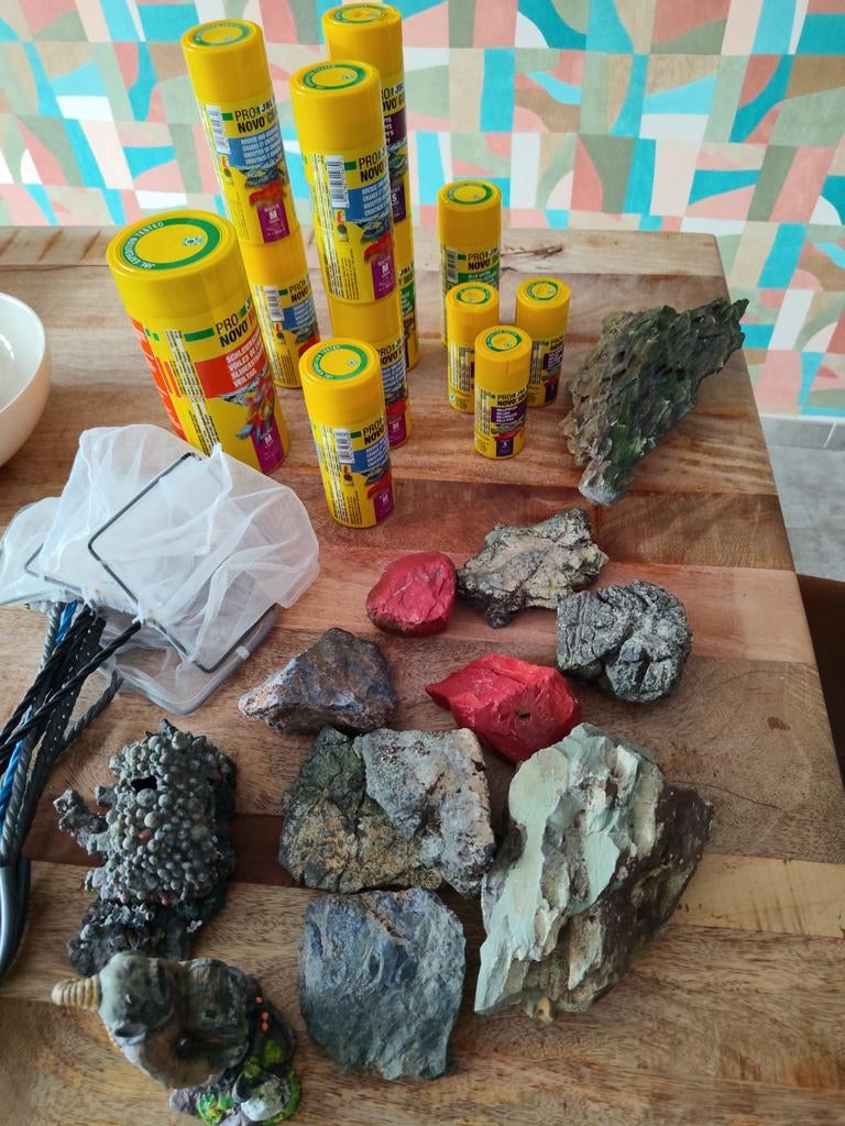 Lot aquarium  : nourritures poissons neuves + déc