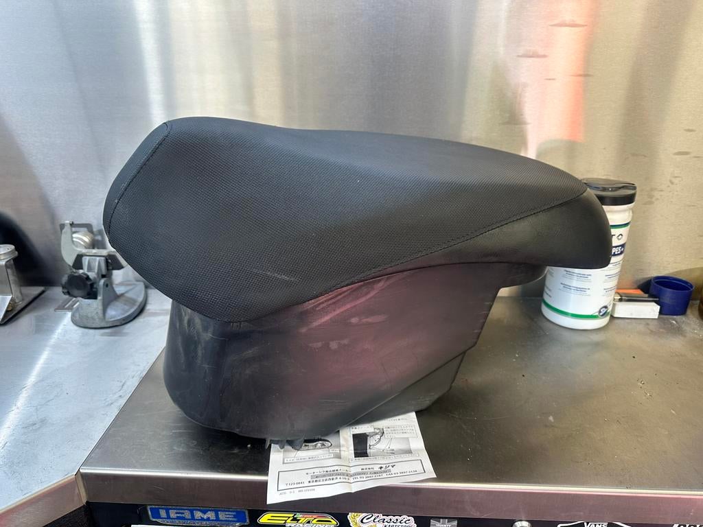 Sym mio zadel met kofferbak, Vélos & Vélomoteurs, Pièces de cyclomoteur | Scooters, Enlèvement ou Envoi, Comme neuf, Selle, SYM