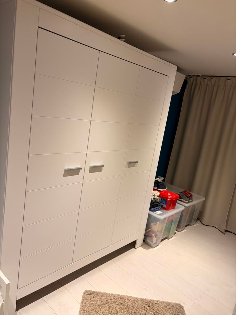 Bopita merel 3 deurskast , commode en hangplank, Ophalen, Zo goed als nieuw