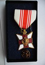 Médaille et boutonnière donneur de sang croix rouge, Timbres & Monnaies, Envoi, Autres matériaux