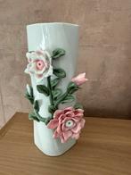 Vintage porseleinen vaas met 3D roosdecoraties, Ophalen, Zo goed als nieuw, Wit