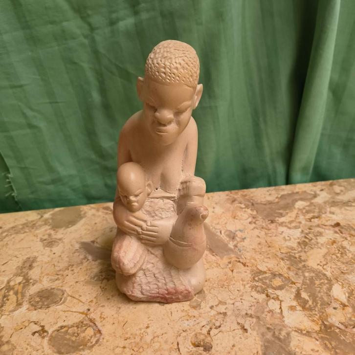 Beige stenen beeldje "Afrikaanse vrouw met kind", Collections, Statues & Figurines, Utilisé, Humain, Enlèvement ou Envoi