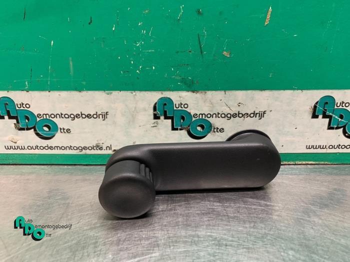 Manivelle de vitre d'un Renault Clio (Clio 3 06-), Autos : Pièces & Accessoires, Vitres & Accessoires, Renault, Utilisé, 3 mois de garantie