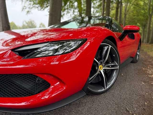 Ferrari 296 GTS Rosso Corsa / Carbon / Lift /Head -Up / PPF, Auto's, Cabriolet, Bedrijf, 2 zetels, USB
