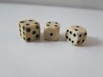 drie handgemaakte benen dobbelstenen ca 1800, Ophalen of Verzenden
