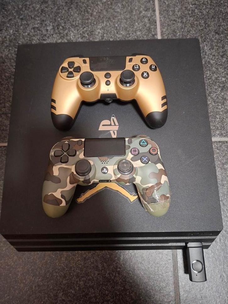 Ps4 pro met 2 controllers en 13 games, Games en Spelcomputers, Spelcomputers | Sony PlayStation 4, Zo goed als nieuw, Pro, 1 TB