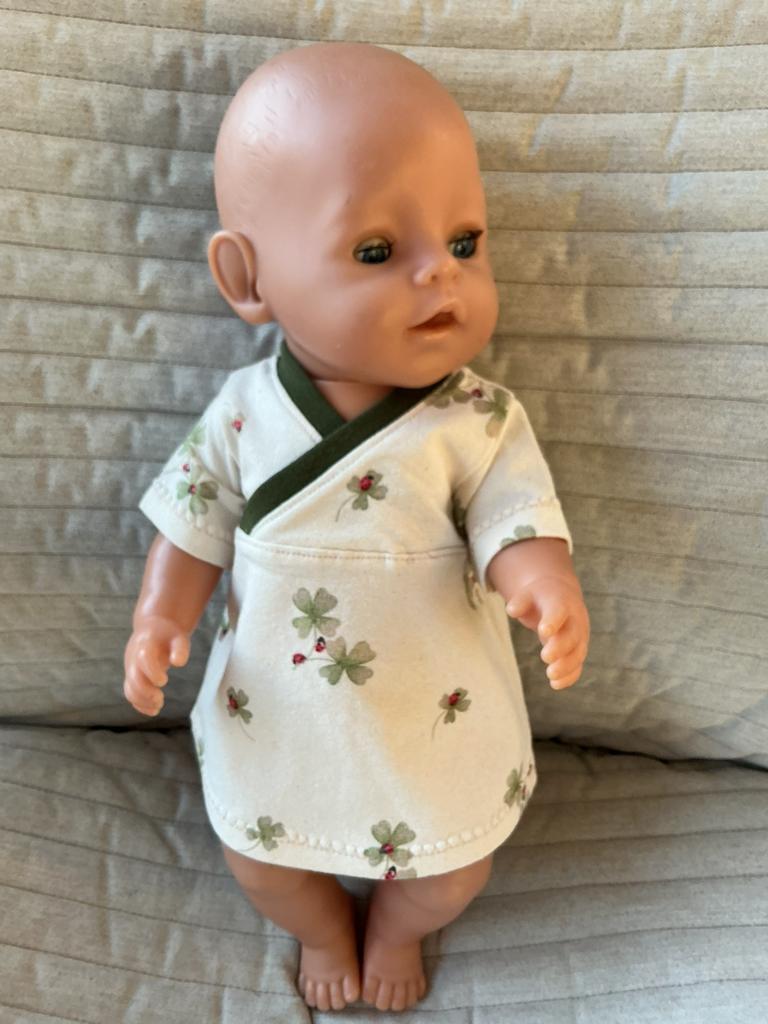 105. Babyborn : Nieuw ecru jurkje met klavertjes, Ophalen of Verzenden, Nieuw, Babypop