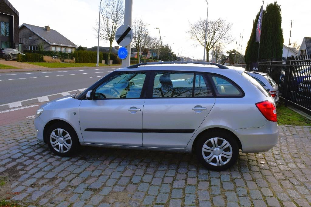 Skoda Fabia 1.2HTP/1st Owner/HISTORY/GARANTIE, Auto's, Voorwielaandrijving, Euro 5, Stof, Zwart
