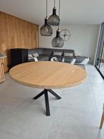 Ronde tafel in massief olm met zwarte ijzeren sierpoot, Huis en Inrichting, Tafels | Eettafels, 150 tot 200 cm, Rond, Zo goed als nieuw