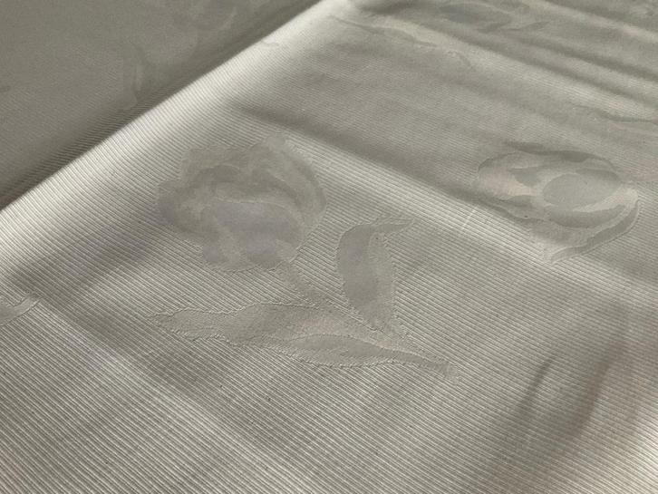 Groot damast tafelkleed 2.20x2.70m nieuwstaat, Huis en Inrichting, Tafelkleden, Zo goed als nieuw, Rechthoek, Binnen, Ophalen of Verzenden