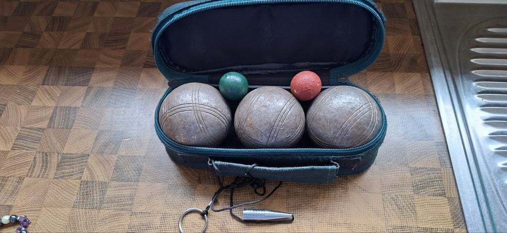 3 boules de pétanque + fer à repasser, Enlèvement, Utilisé