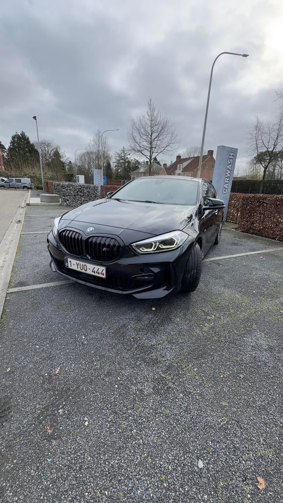 Bmw 118i 2021 met bmw premium garantie, Auto's, BMW, 1 Reeks, Leder en Stof, Zwart, Berline