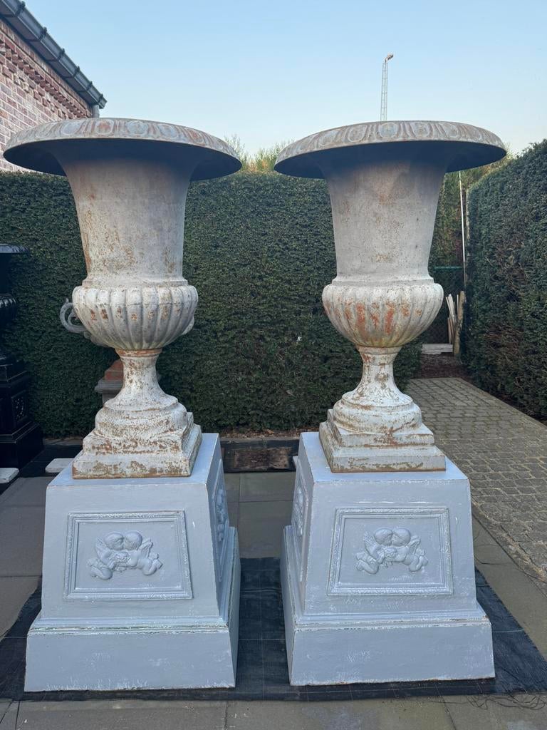 Stijlvol koppel grote gietijzeren kasteelvazen op sokkel., Jardin & Terrasse, Vases de jardin, Utilisé, Enlèvement