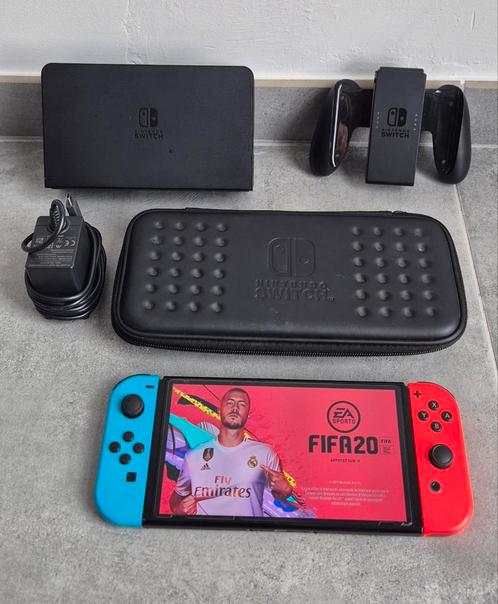 Nintendo switch oled-console in uitstekende staat met hoesje, Games en Spelcomputers, Spelcomputers | Nintendo Switch, Zo goed als nieuw