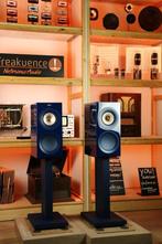 KEF R3 / R 3 Meta op stands TRADE.INRUIL. (Krasjes). Sessie?, Ophalen of Verzenden, Zo goed als nieuw, Front, Rear of Stereo speakers