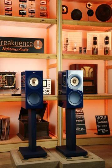 KEF R3 / R 3 Meta op stands TRADE.INRUIL. (Krasjes). Sessie? beschikbaar voor biedingen