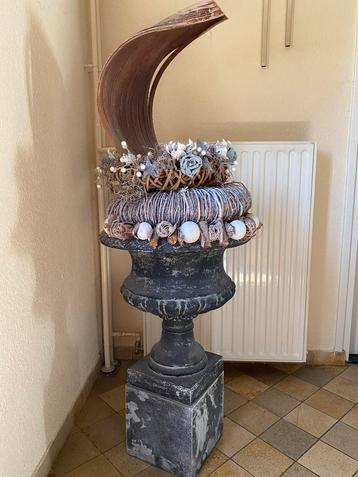 Mooi gevulde pot op sokkel (decoratie) beschikbaar voor biedingen