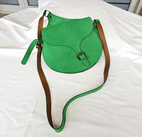 Groene suède schoudertas – echt leder, Handtassen en Accessoires, Tassen | Damestassen, Zo goed als nieuw, Handtas, Groen, Ophalen of Verzenden
