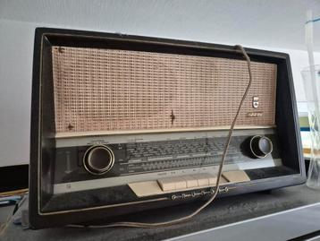 Antieke radio met lamp, werkt nog beschikbaar voor biedingen