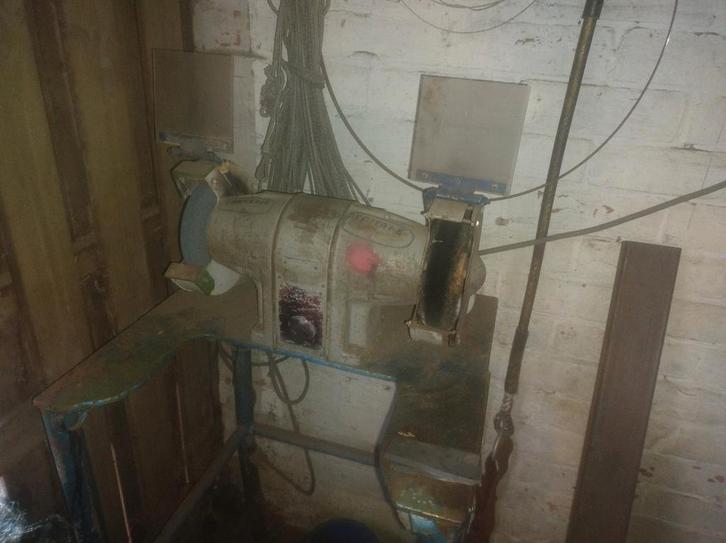 Slijpsteen amiril op stevig onderstel, Doe-het-zelf en Bouw, Gereedschap | Slijpmachines, Gebruikt, Ophalen of Verzenden