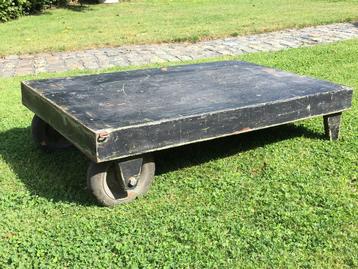 Vintage industriële metalen salontafel  beschikbaar voor biedingen