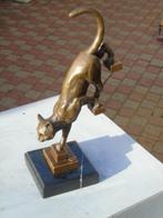 statue d un chat dans les escaliers en bronze signé ., Antiquités & Art, Antiquités | Bronze & Cuivre, Bronze, Enlèvement ou Envoi