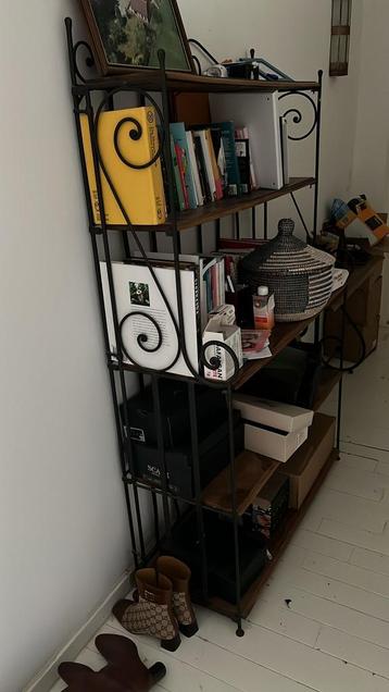 Prijs voor beide! Gietijzeren kasten met houten planken   beschikbaar voor biedingen