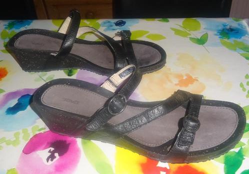 maat 42 Teva met wedge hak ook voor maat 41 sandalen, Kleding | Dames, Schoenen, Gedragen, Sandalen of Muiltjes, Zwart, Ophalen of Verzenden
