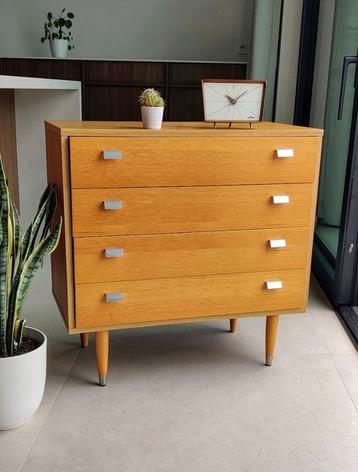 Prachtige minimalistische vintage ladekast beschikbaar voor biedingen