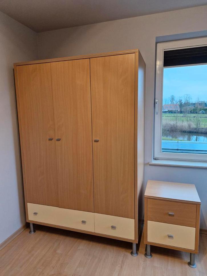 Kast met 3 deuren+2laden en bijhorend nachtkastje, Huis en Inrichting, Slaapkamer | Complete slaapkamers, Ophalen