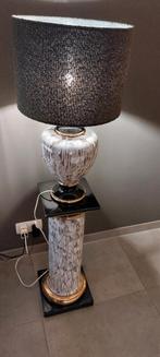 Abat-jour sur pied., Enlèvement