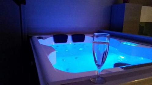 Nieuw/ voor gewoon stopcontact zuinige 3 persoons jacuzzi, Tuin en Terras, Terrasverwarmers, Nieuw, Ophalen of Verzenden